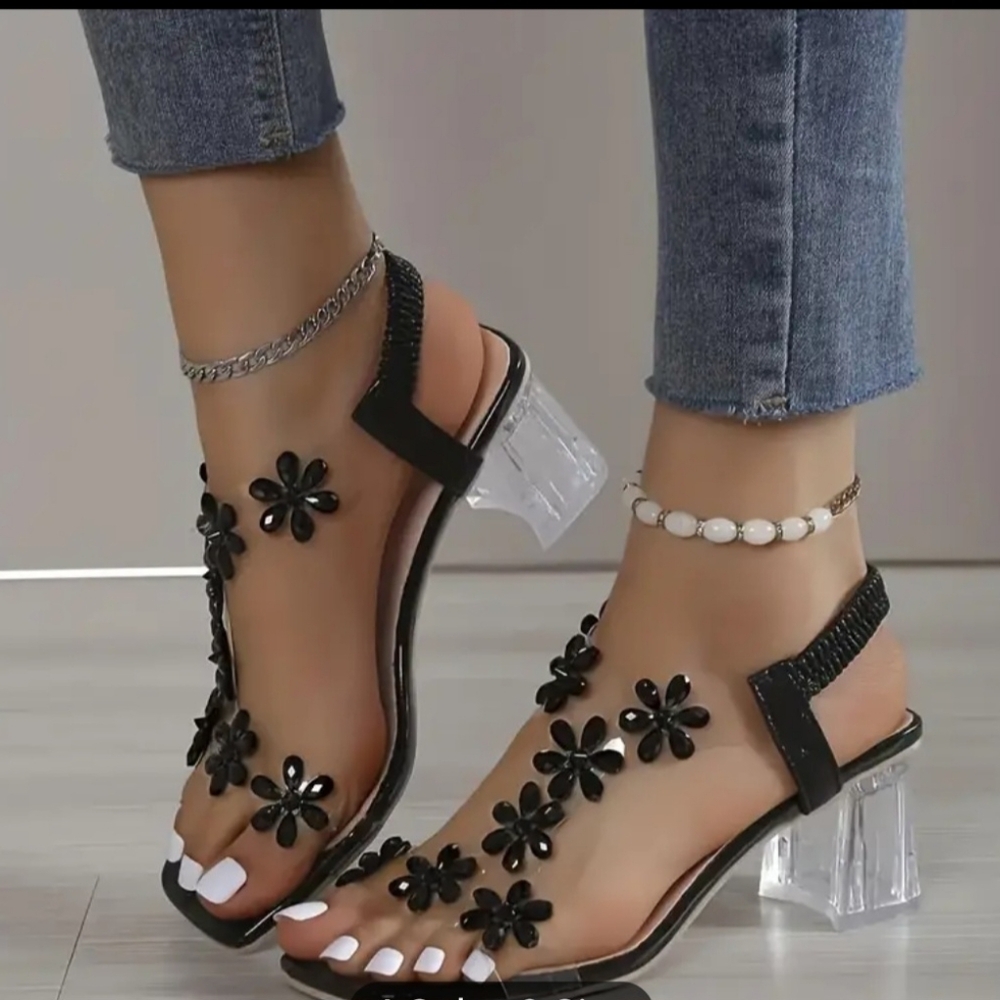🌺🌺NWOT Sexy black flower heeled sandals